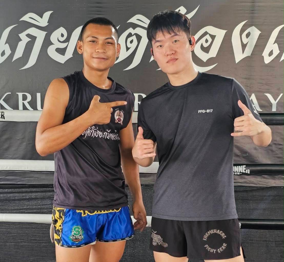 ครูอู๋ยืนด้านซ้ายในยิม The Gunner Muay Thai Gym